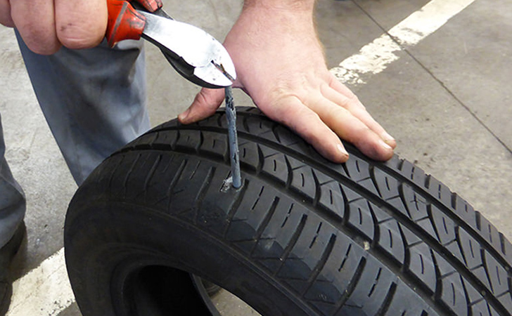 Réparation crevaison 1 pneu Tubeless + équilibrage. Roue sur véhicule.
